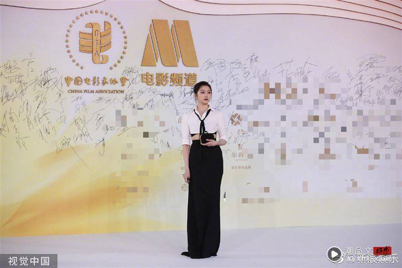 关晓彤出席金鸡奖颁奖典礼炸出一圈腰肩肉。（图／翻摄自微博）